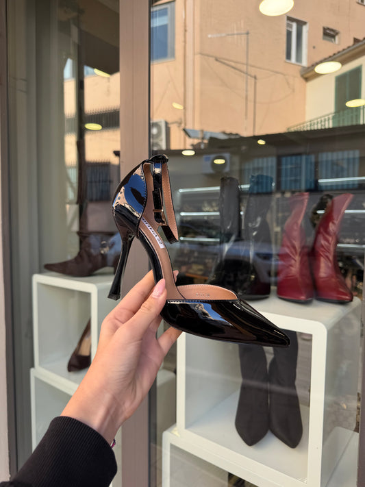 decolleté con cinturino in vernice