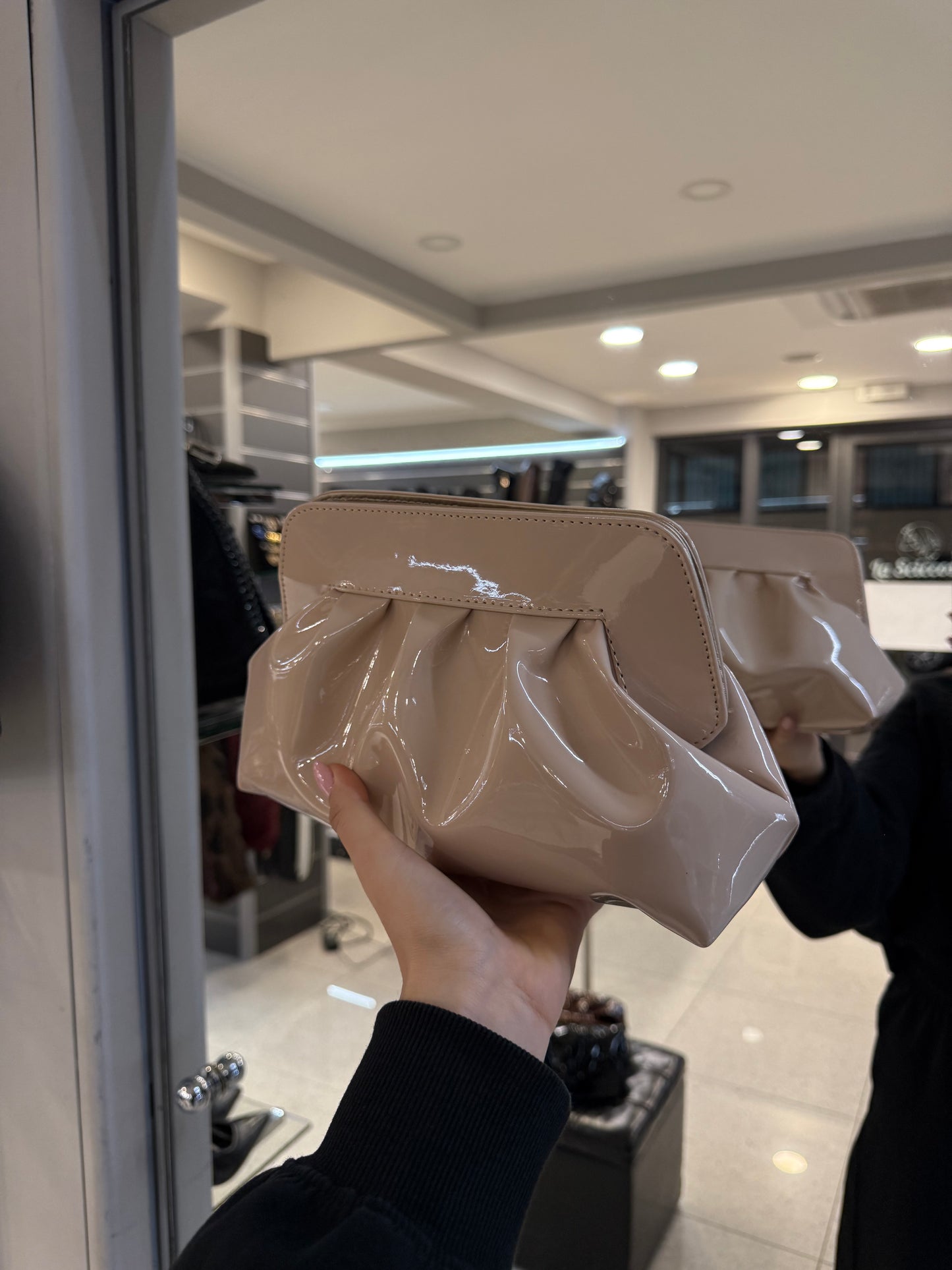 clutch in vernice nude