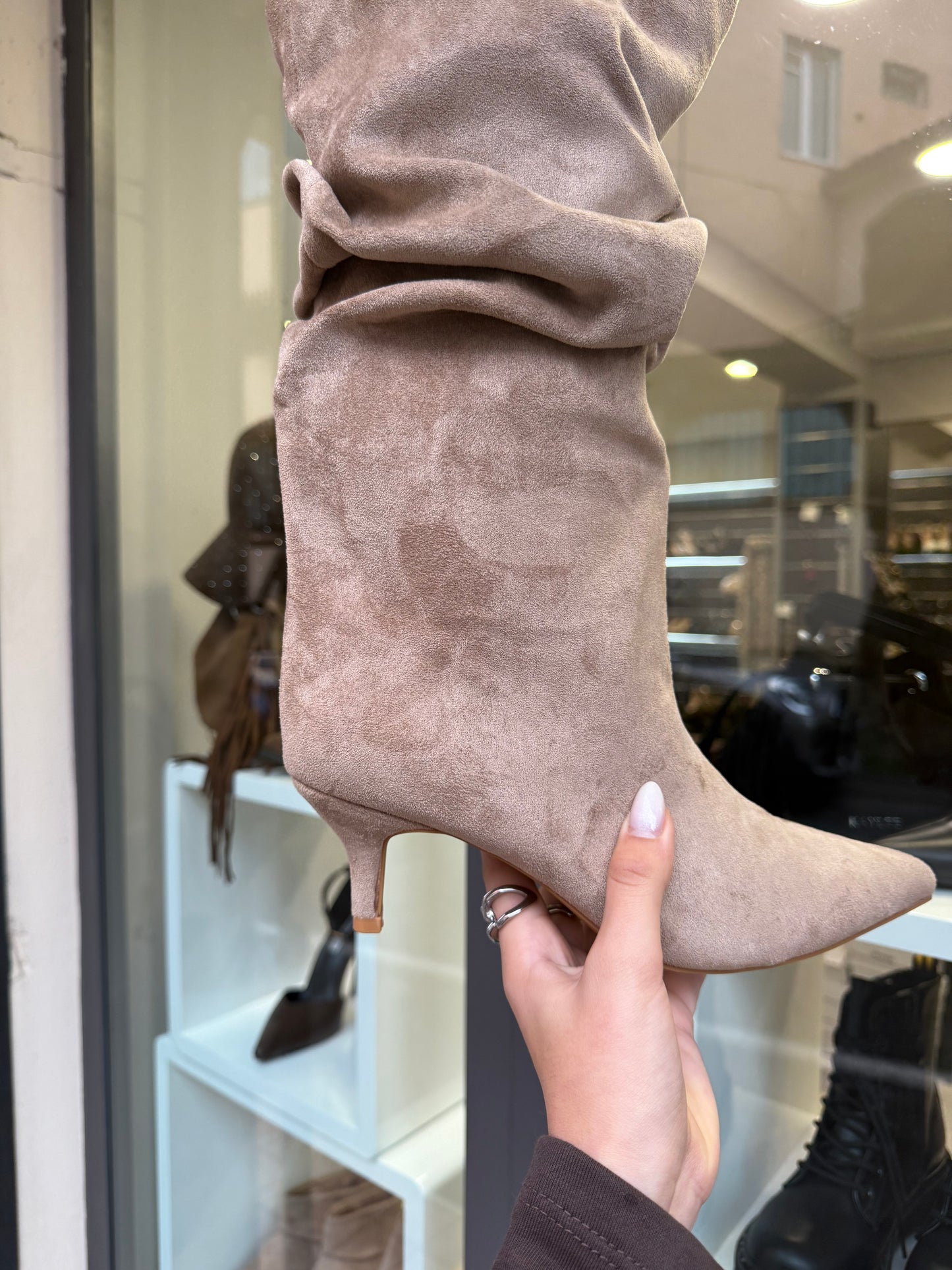 stivali arricciati in camoscio