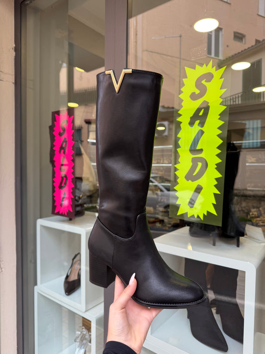 stivali “V” con tacco neri