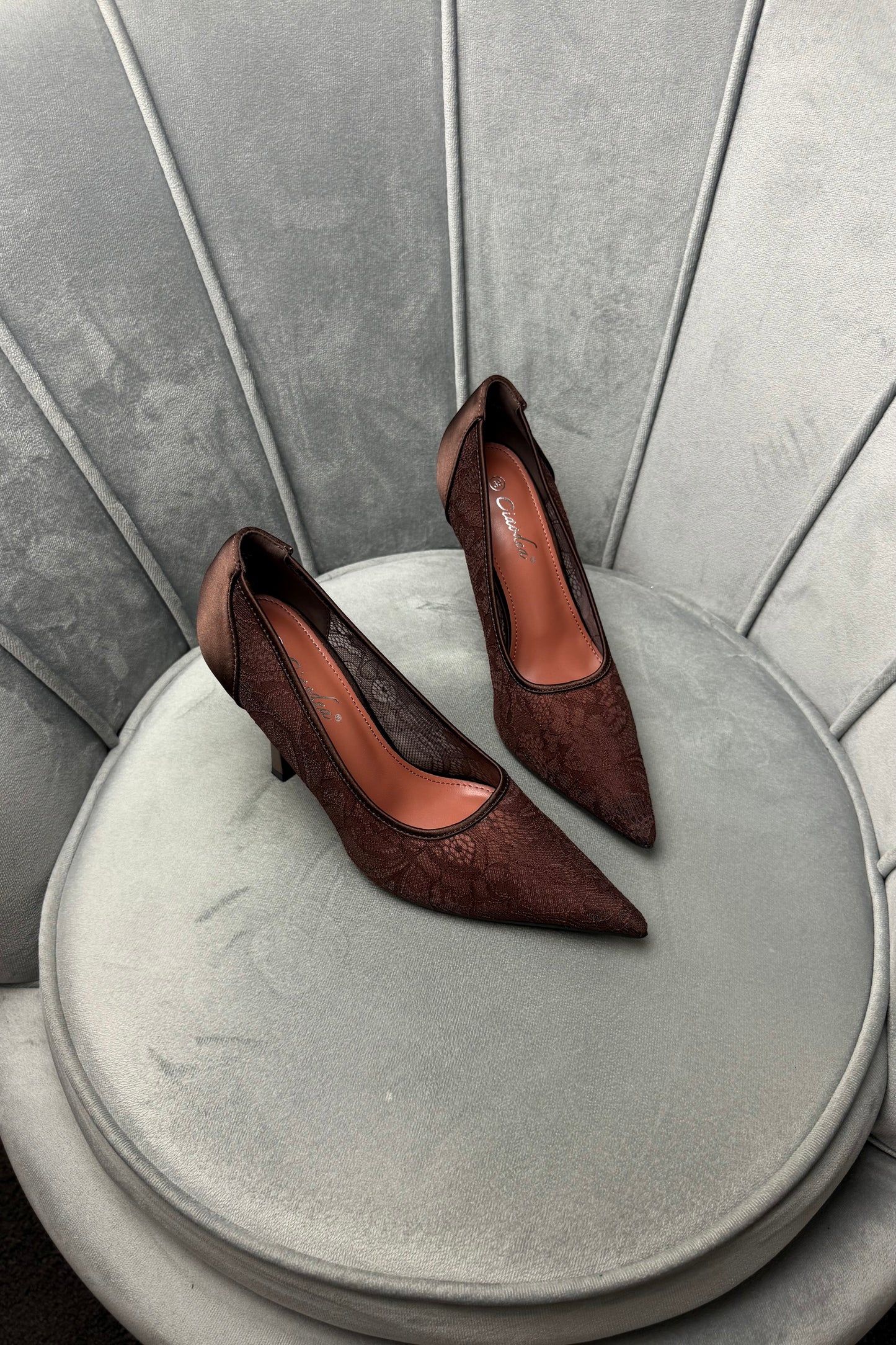 DECOLLETÉ ANDROMEDA BROWN