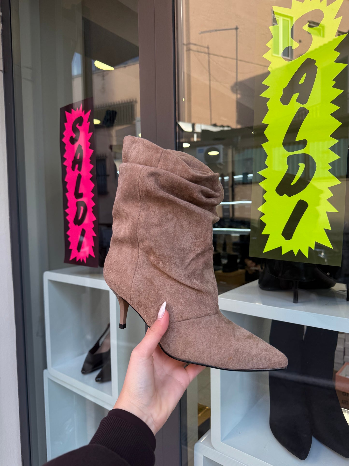 stivaletti arricciati in camoscio