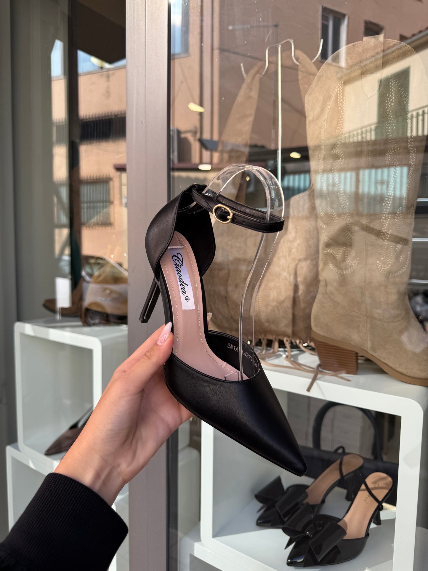 decolleté in ecopelle con cinturino