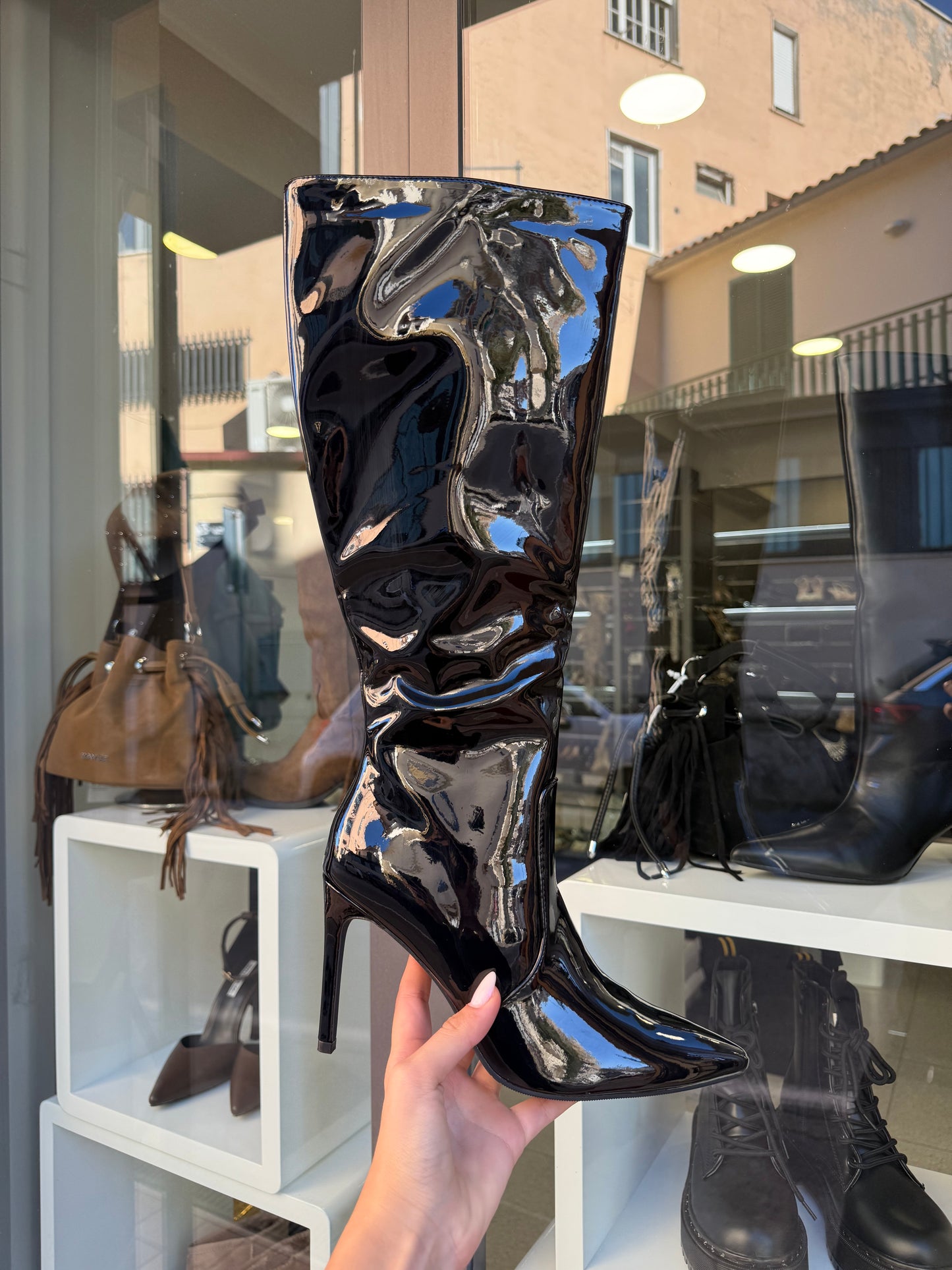 stivali in vernice neri