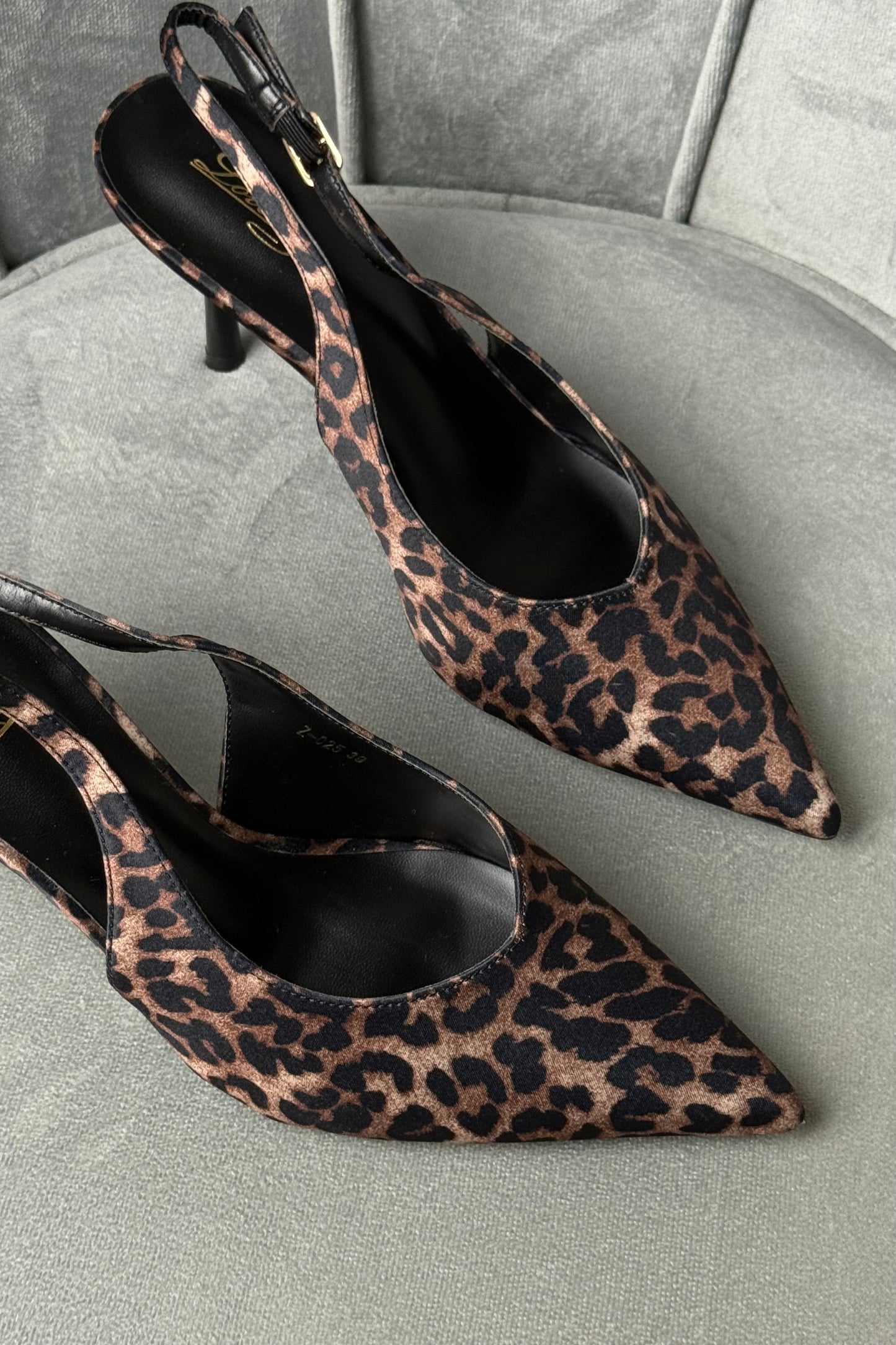 SLINGBACK “V” LEOPARD