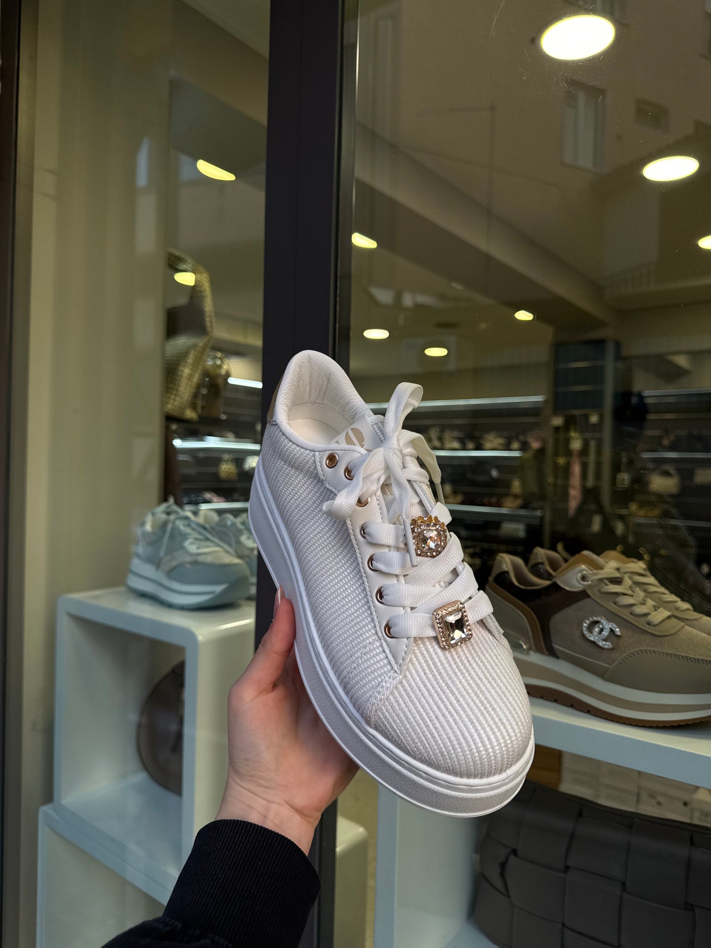 sneakers con lacci gioiello