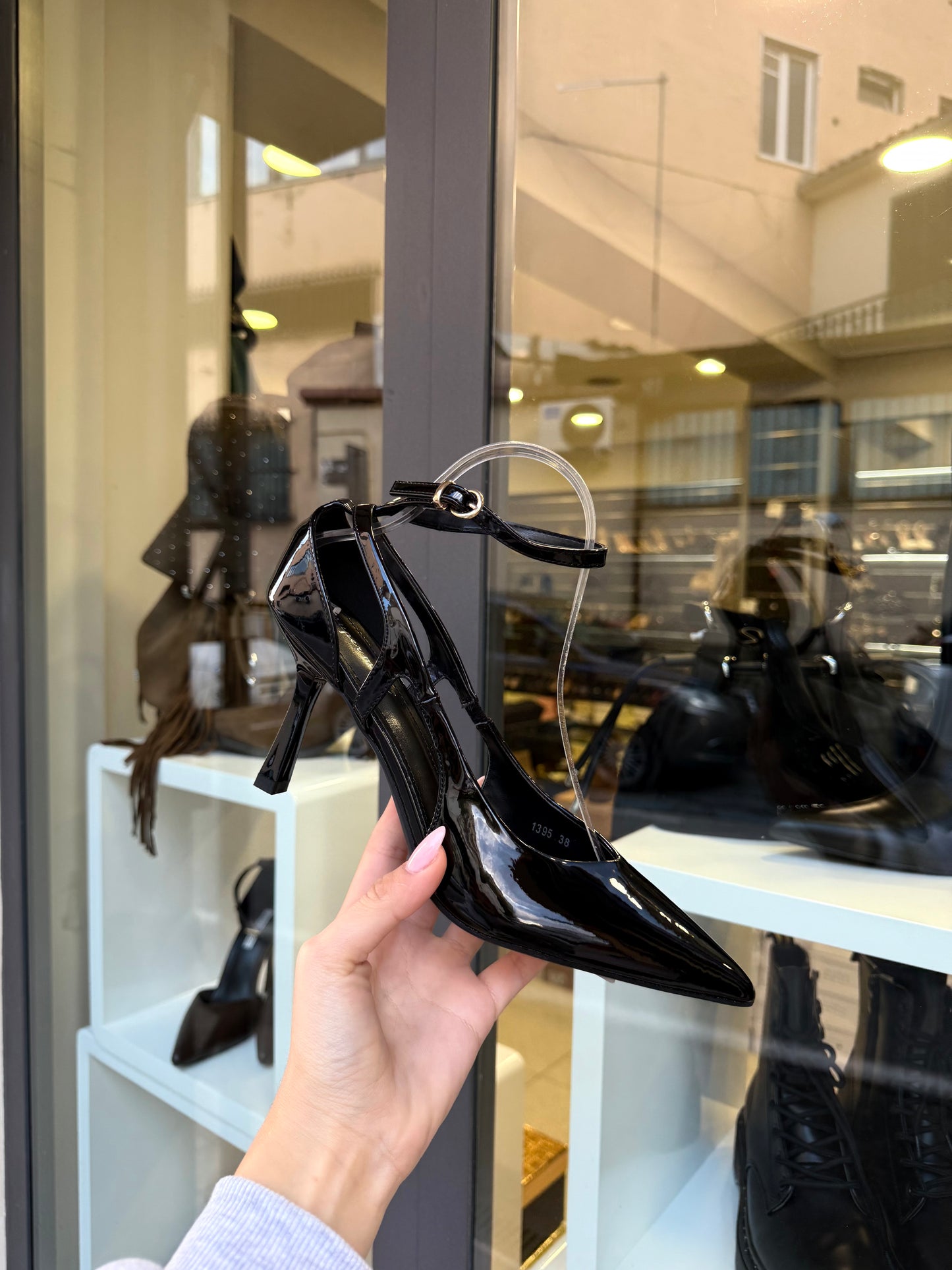 decolleté HEART in vernice nere