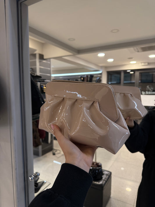 clutch in vernice nude
