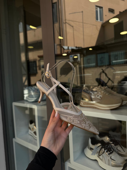 decolleté con perle color burro