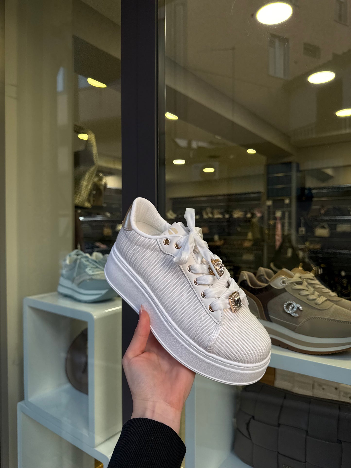 sneakers con lacci gioiello