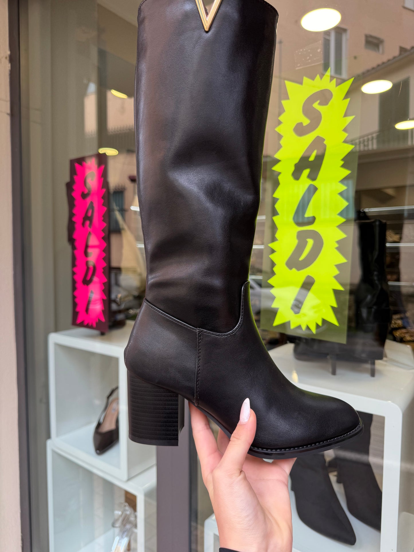 stivali “V” con tacco neri