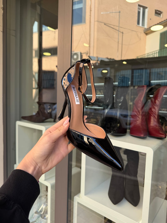 decolleté con cinturino in vernice