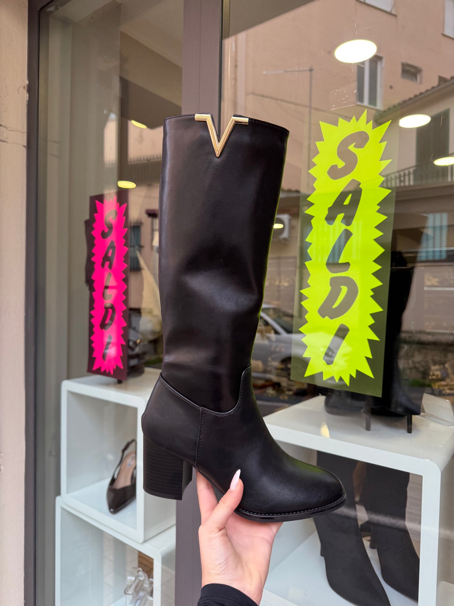 stivali “V” con tacco neri