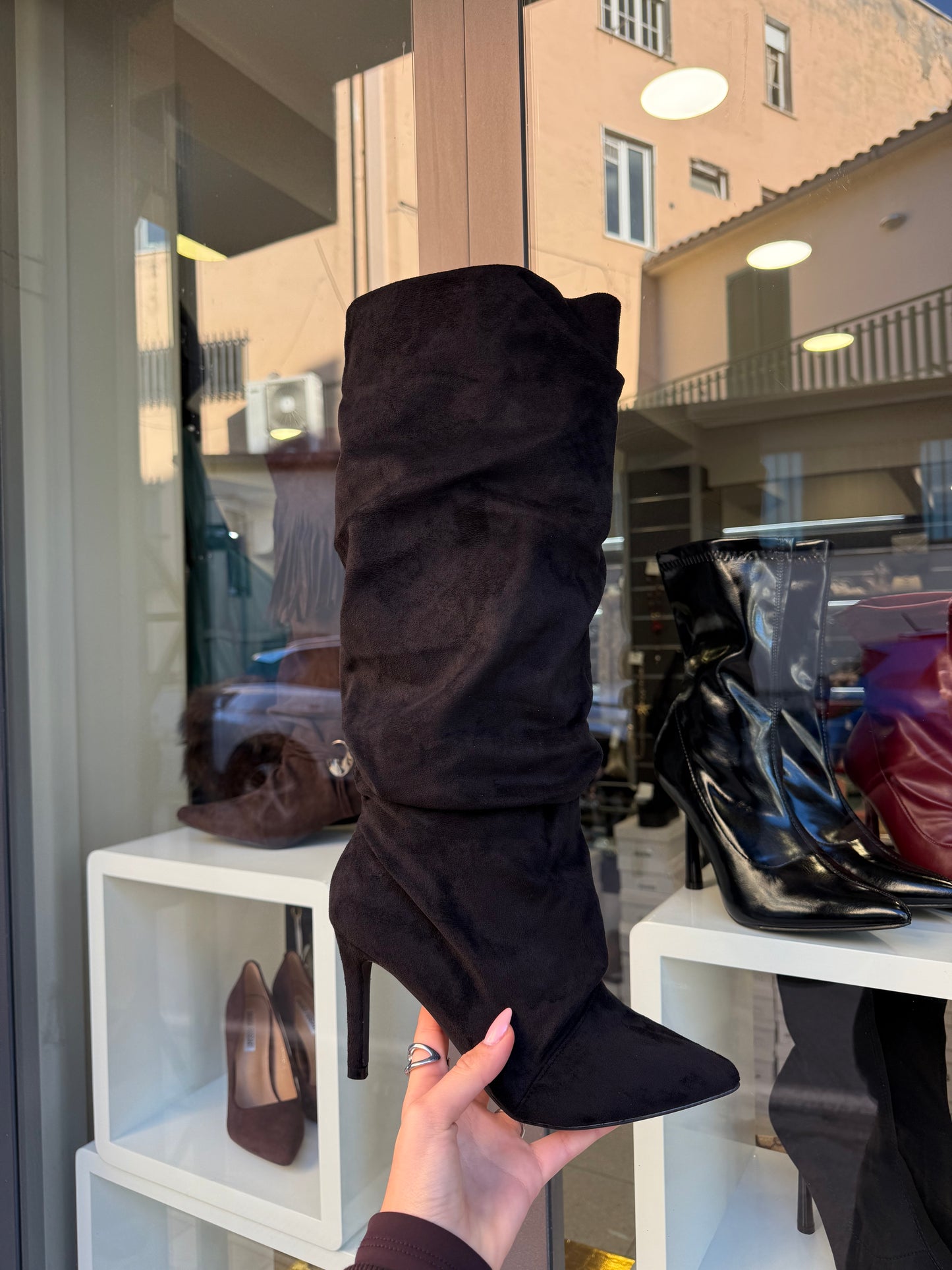 stivali arricciati neri scamosciati