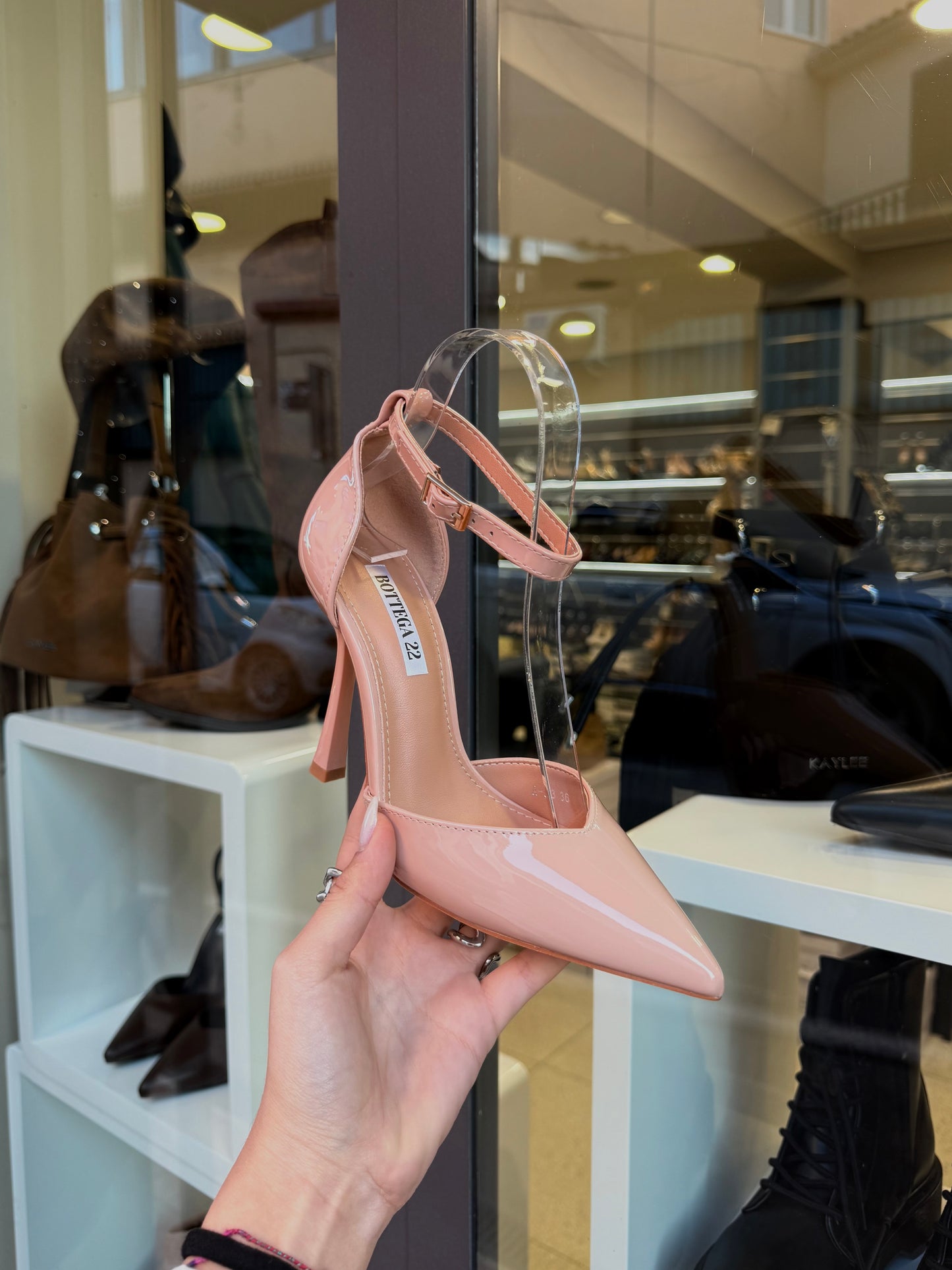 decolleté nude con cinturino