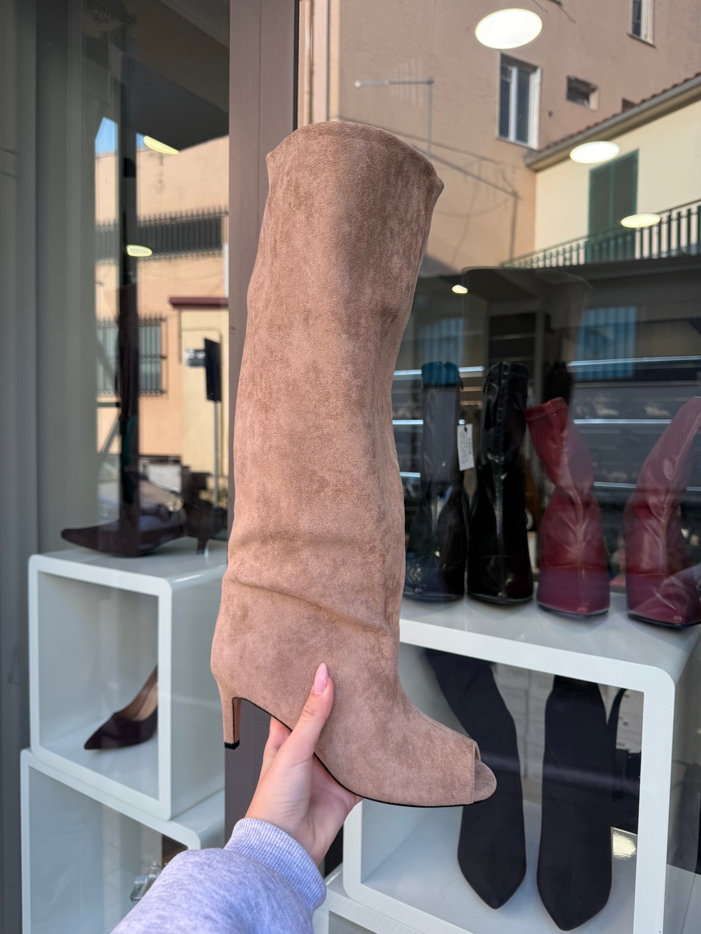 stivali in camoscio con punta aperta