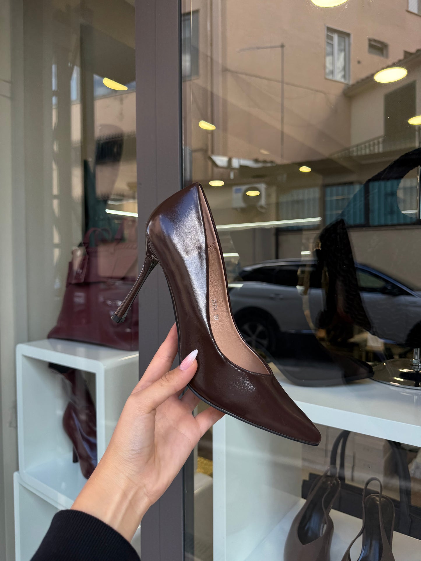 decolleté in pelle lucida marroni