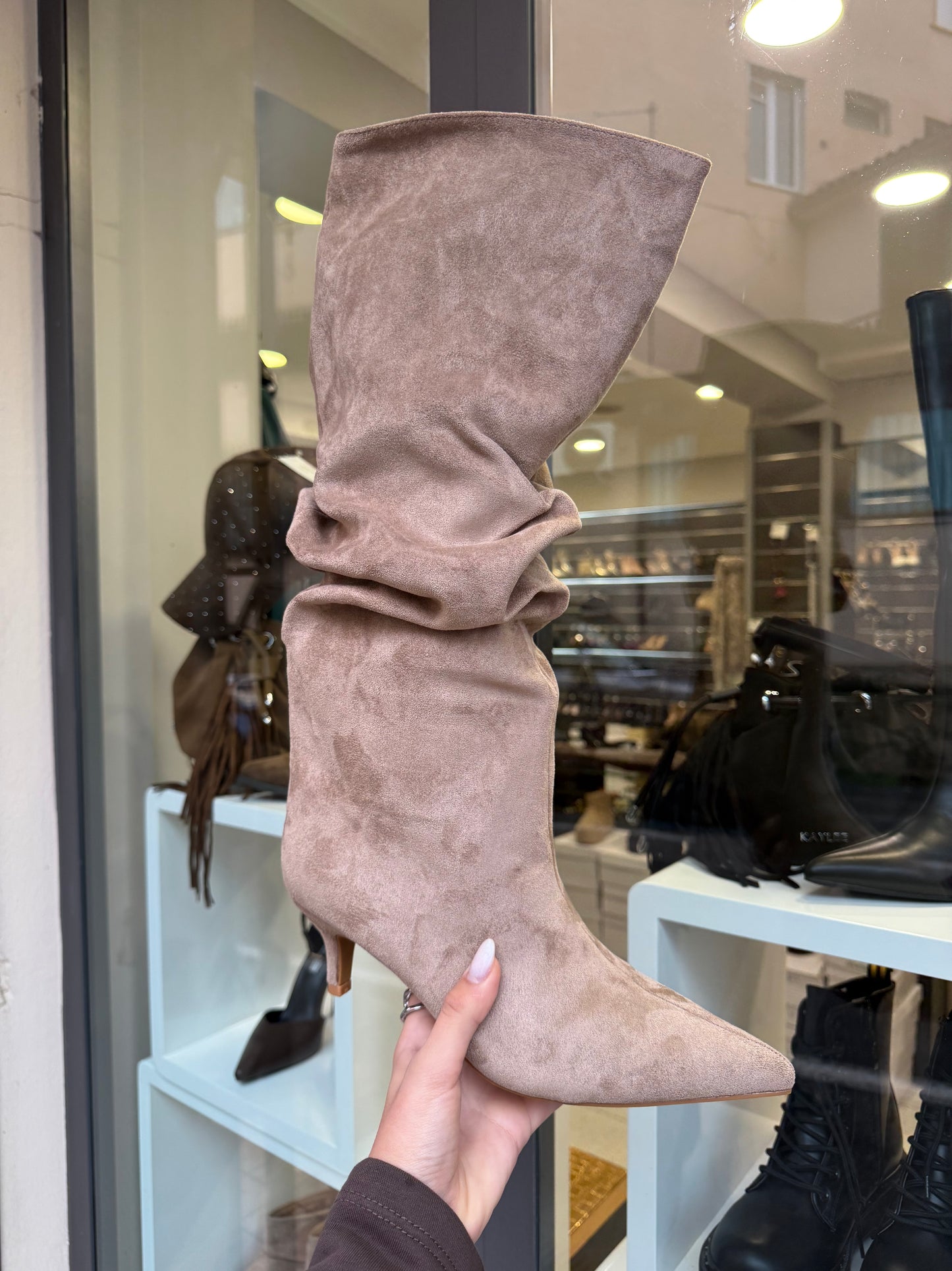 stivali arricciati in camoscio