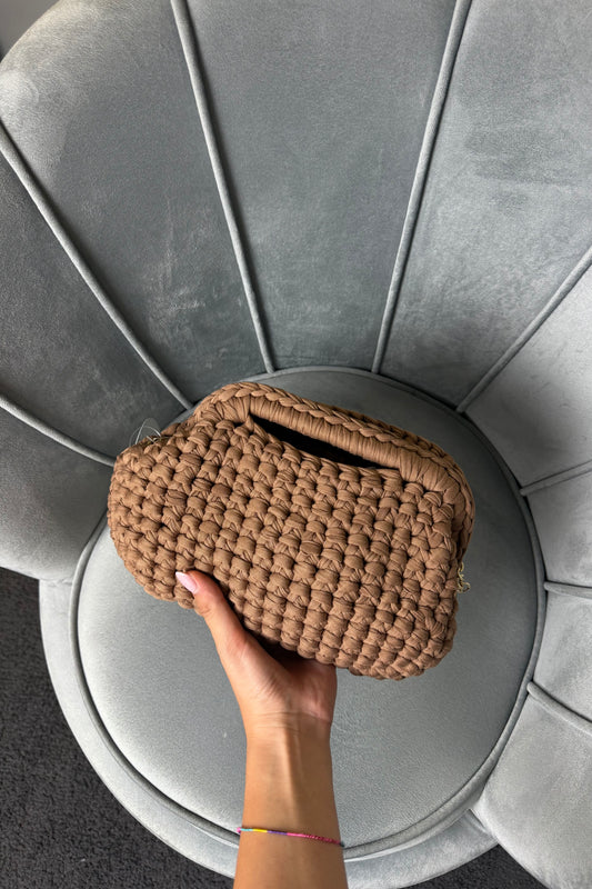 CLUTCH IN CROCHET CAMEL