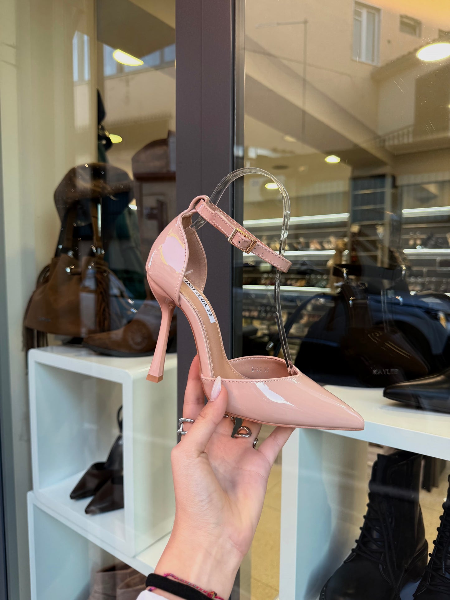 decolleté nude con cinturino