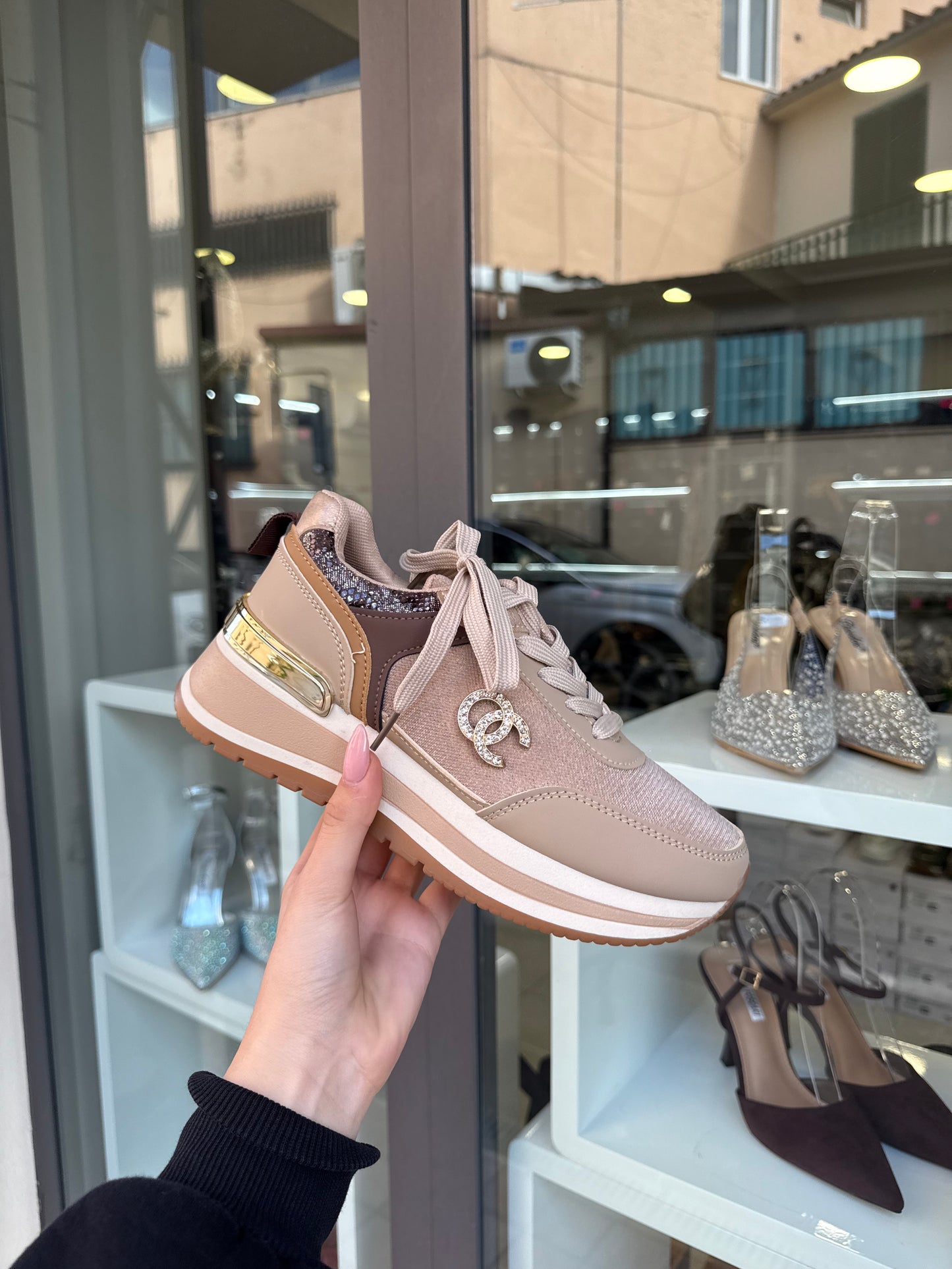 sneakers beige