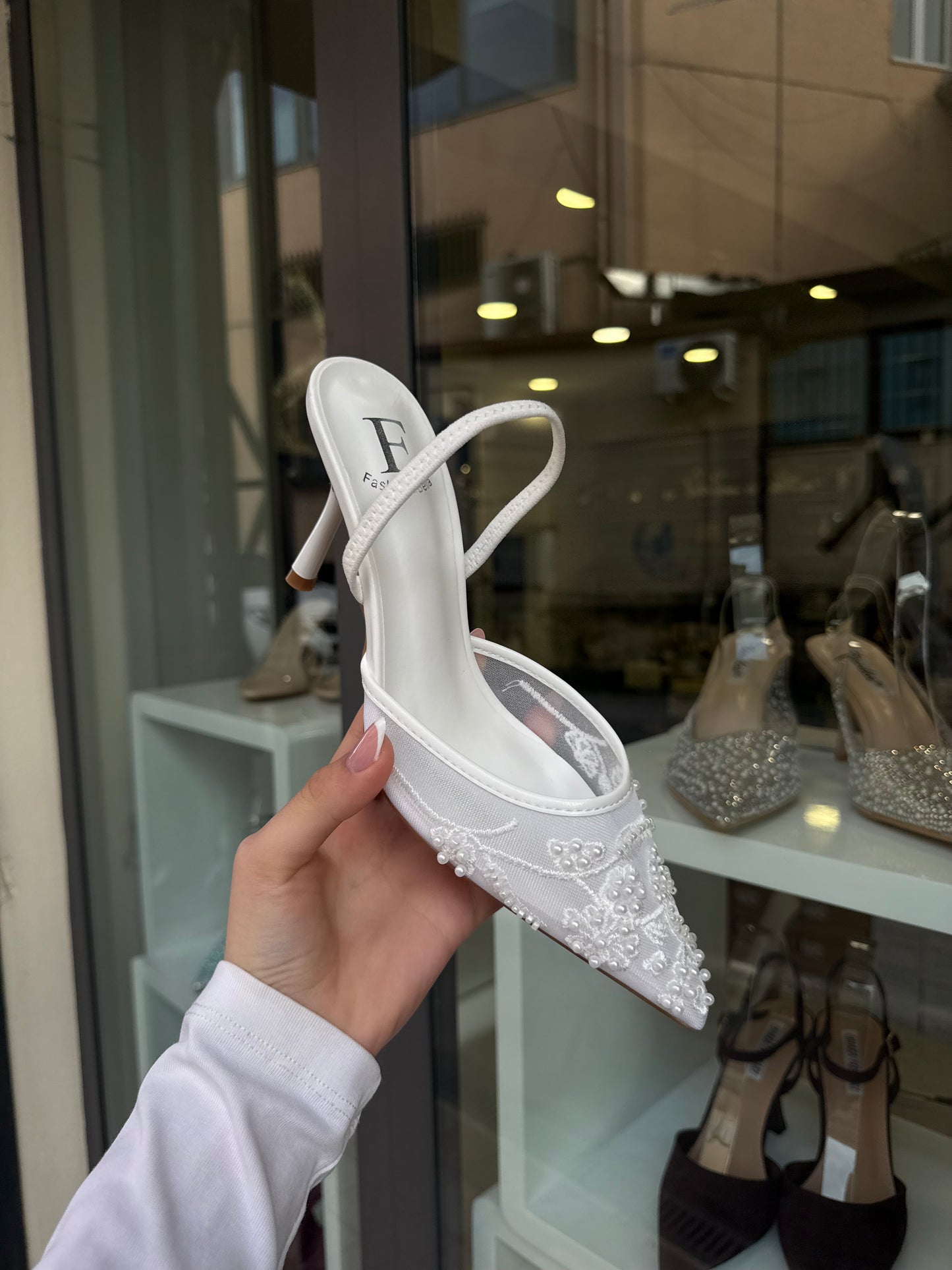 slingback bianchi con perle