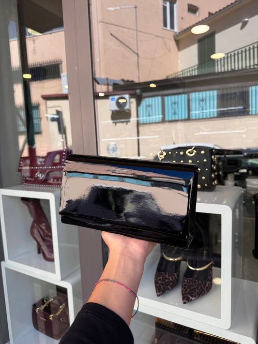 pochette nera in vernice