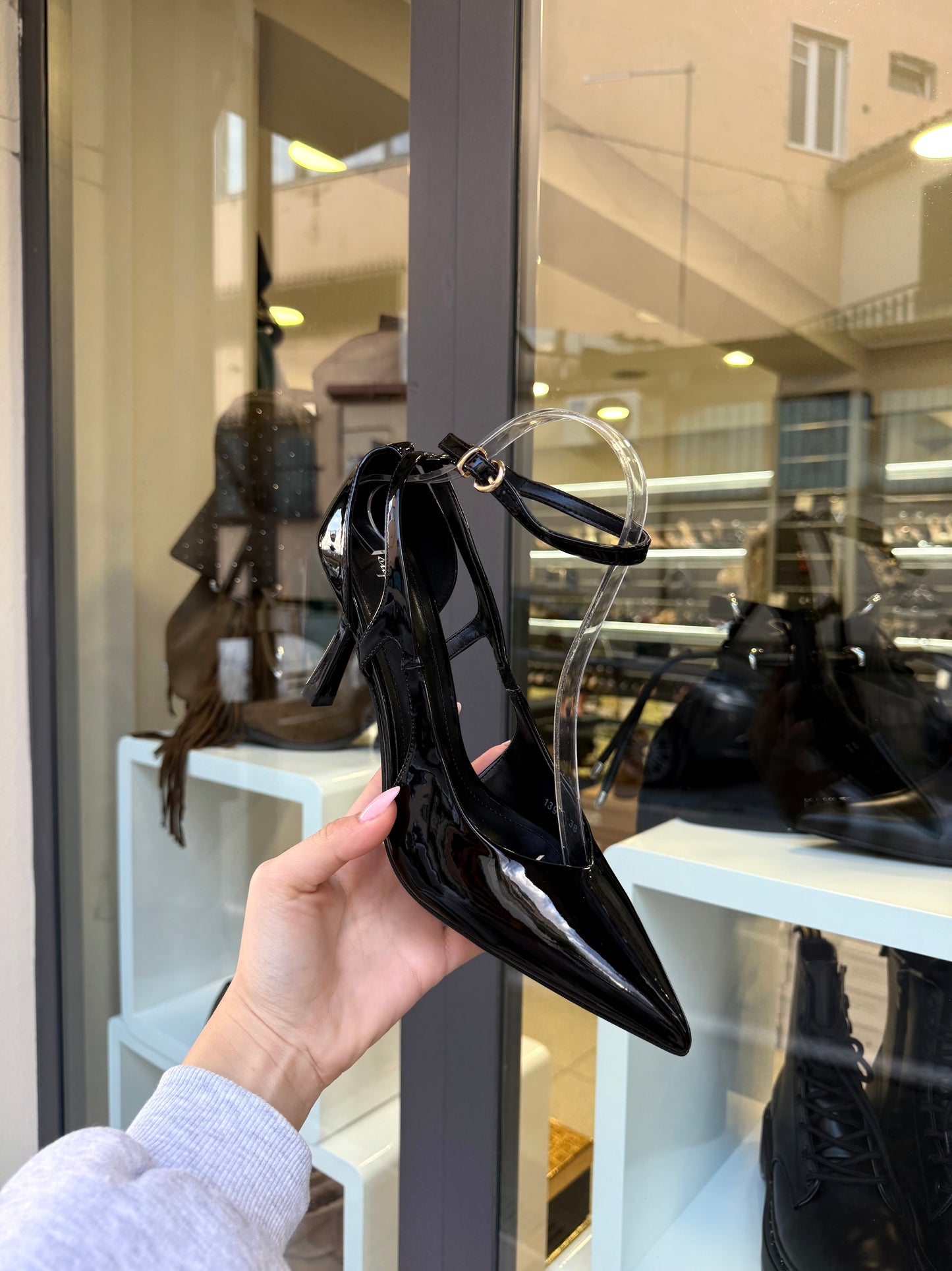 decolleté HEART in vernice nere