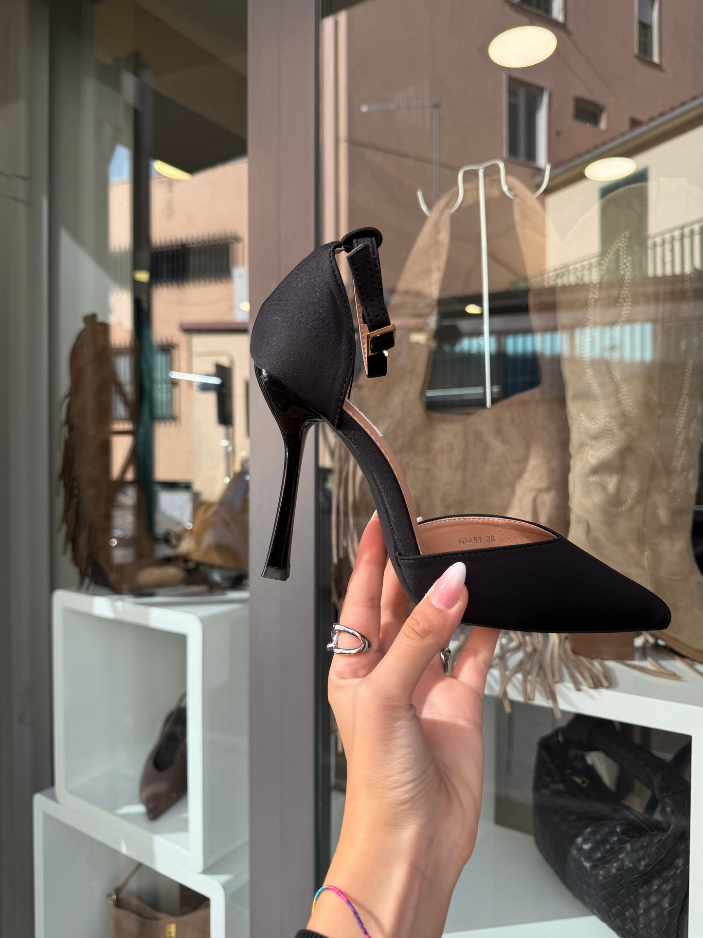 decolleté con cinturino nere