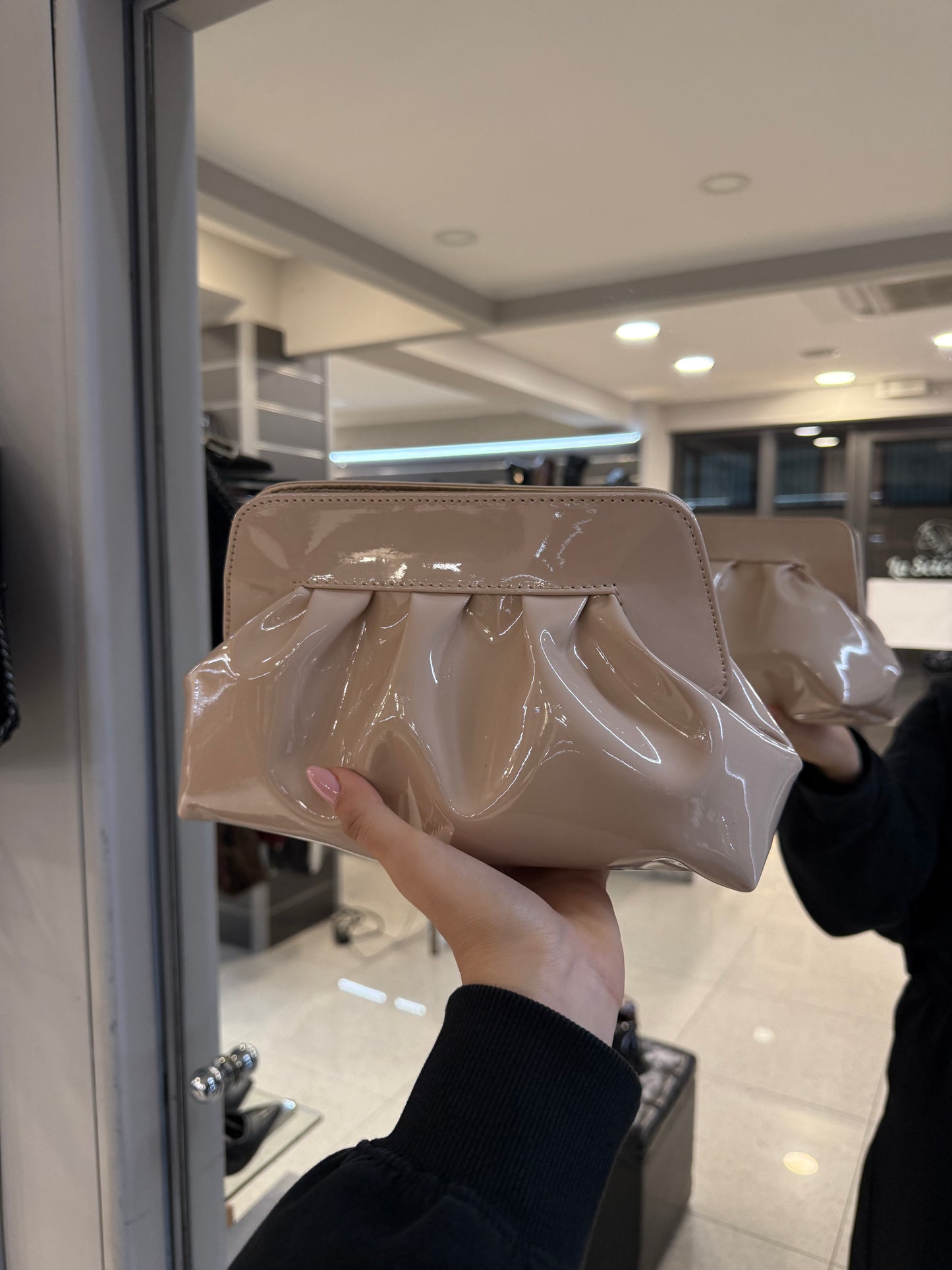 clutch in vernice nude