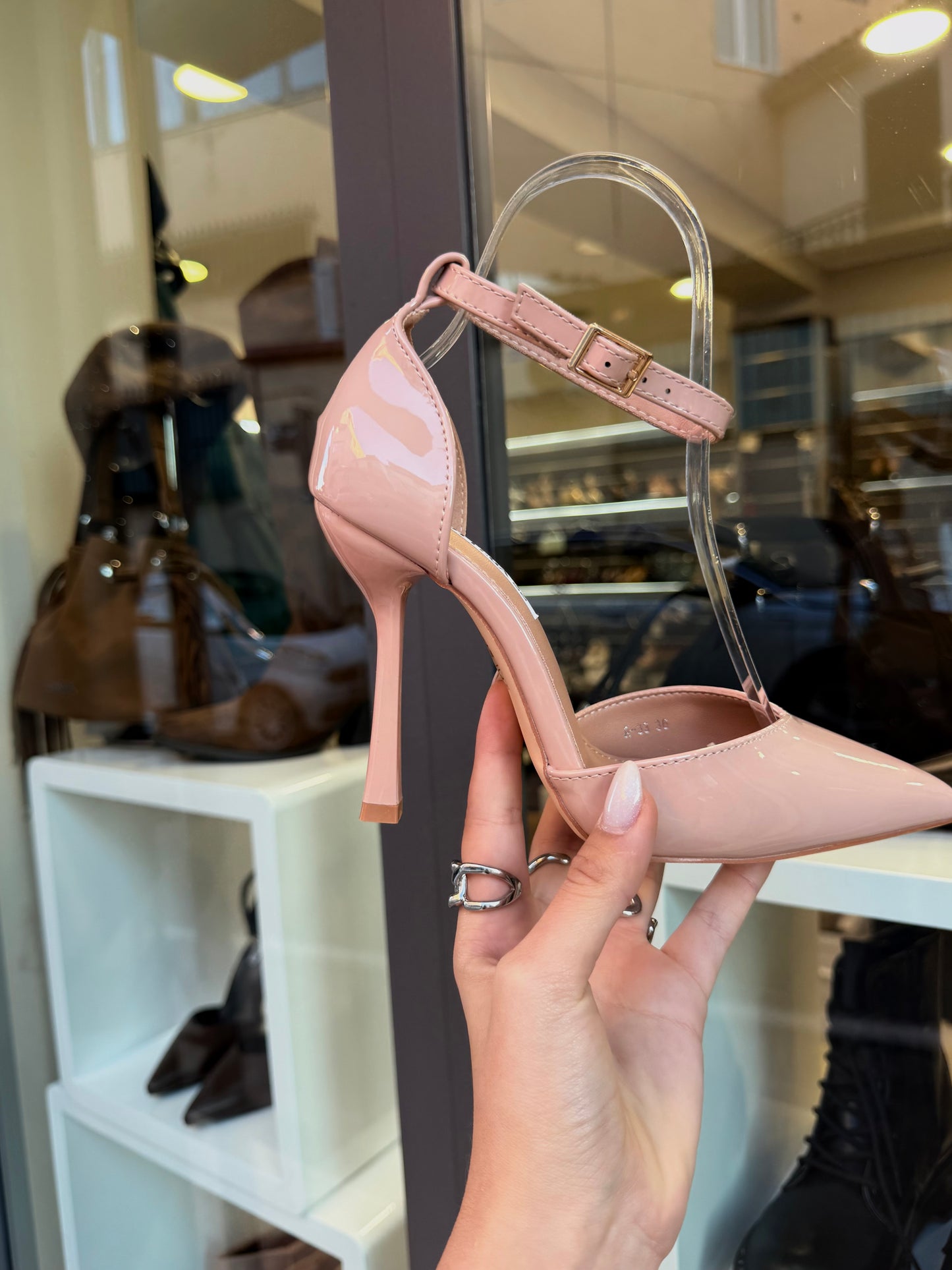 decolleté nude con cinturino