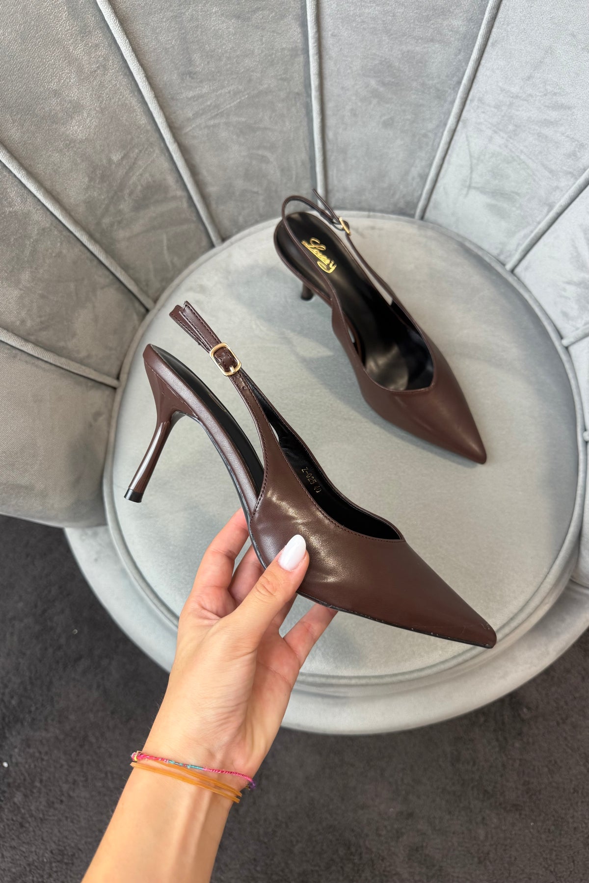 SLINGBACK “V” CHOCO