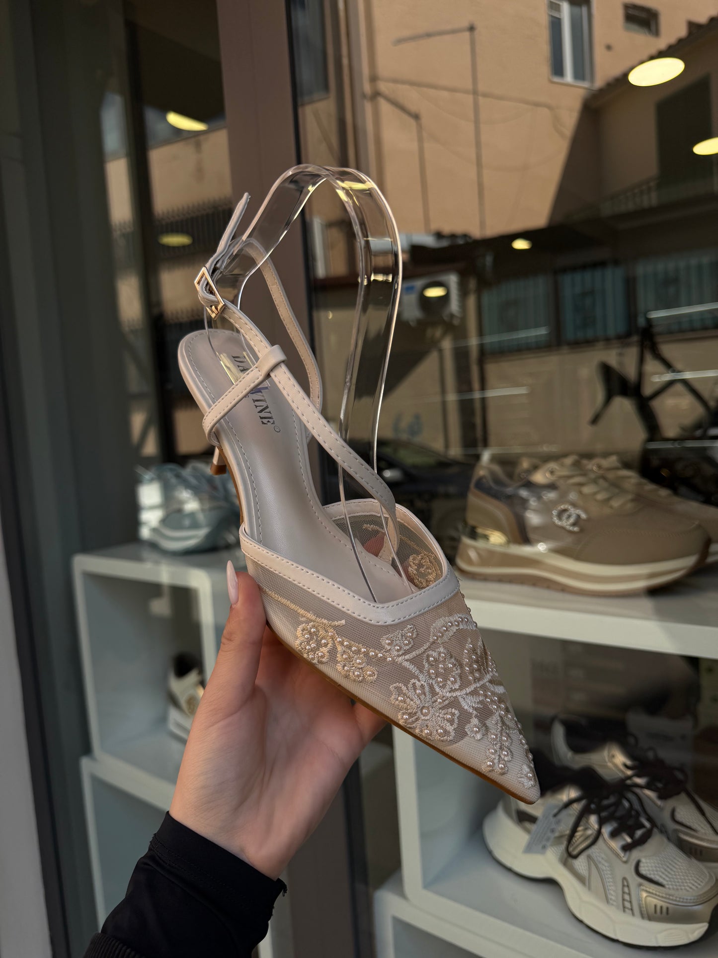 decolleté con perle color burro