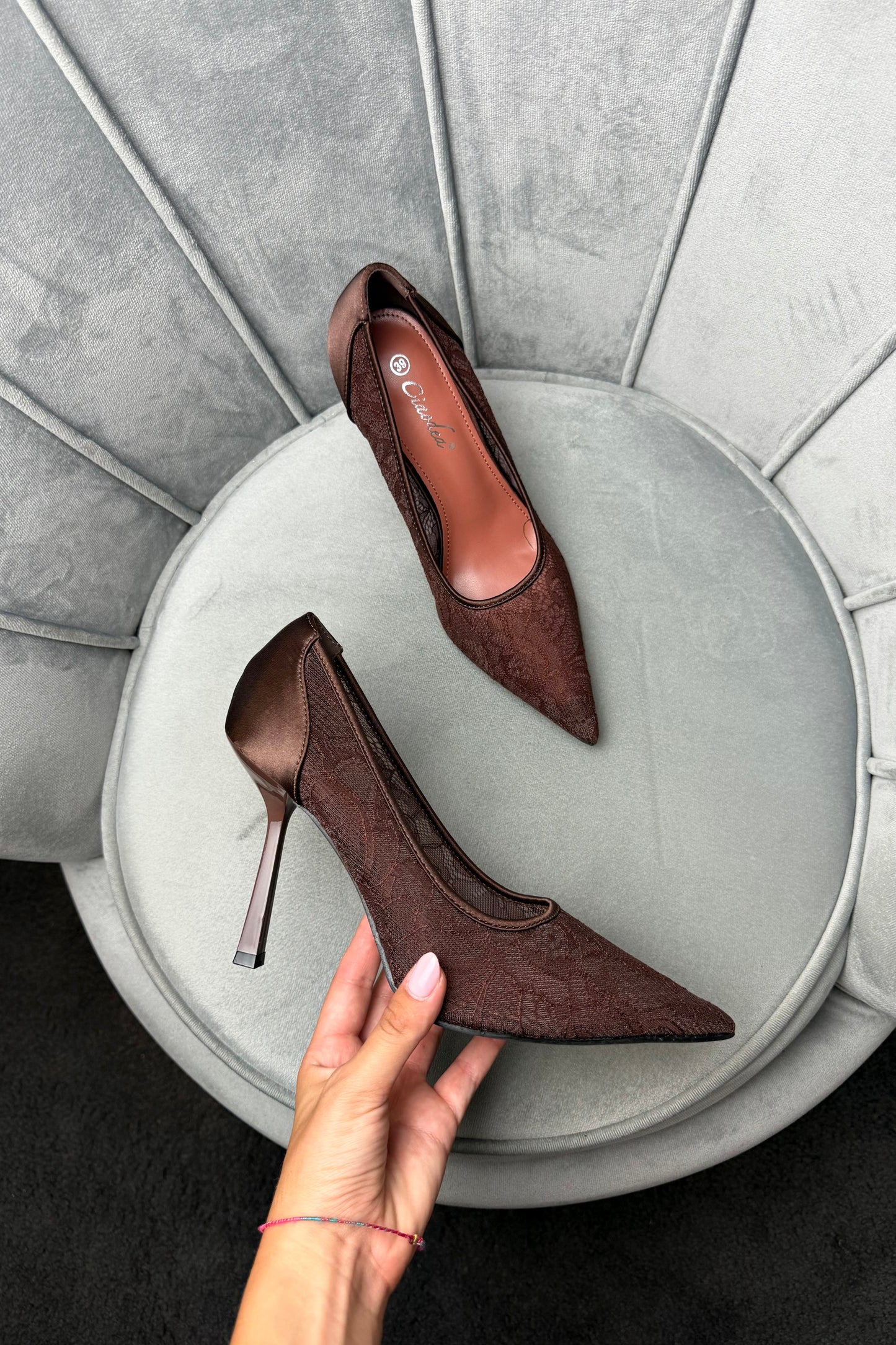 DECOLLETÉ ANDROMEDA BROWN