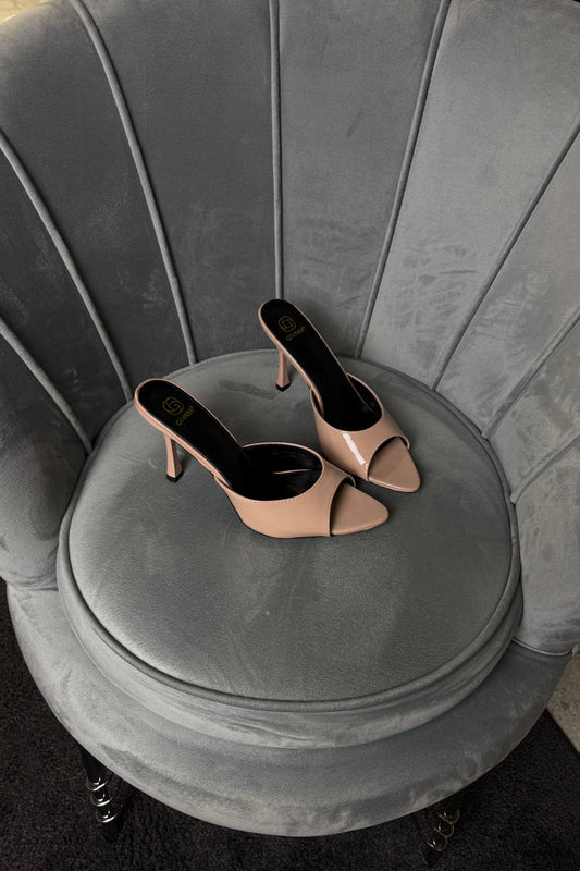 MULES GIVANA NUDE