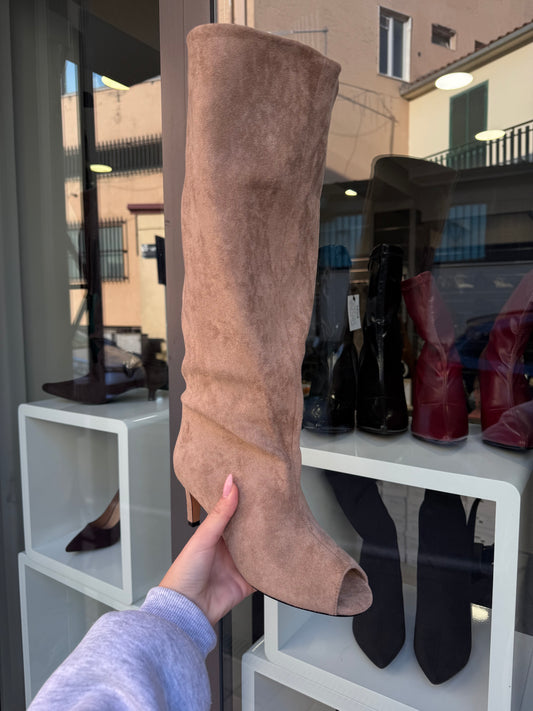 stivali in camoscio con punta aperta