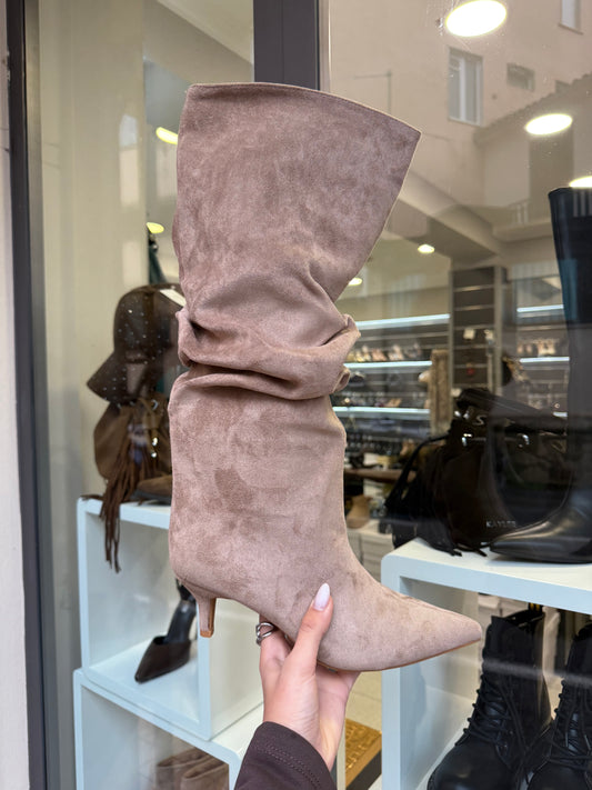 stivali arricciati in camoscio