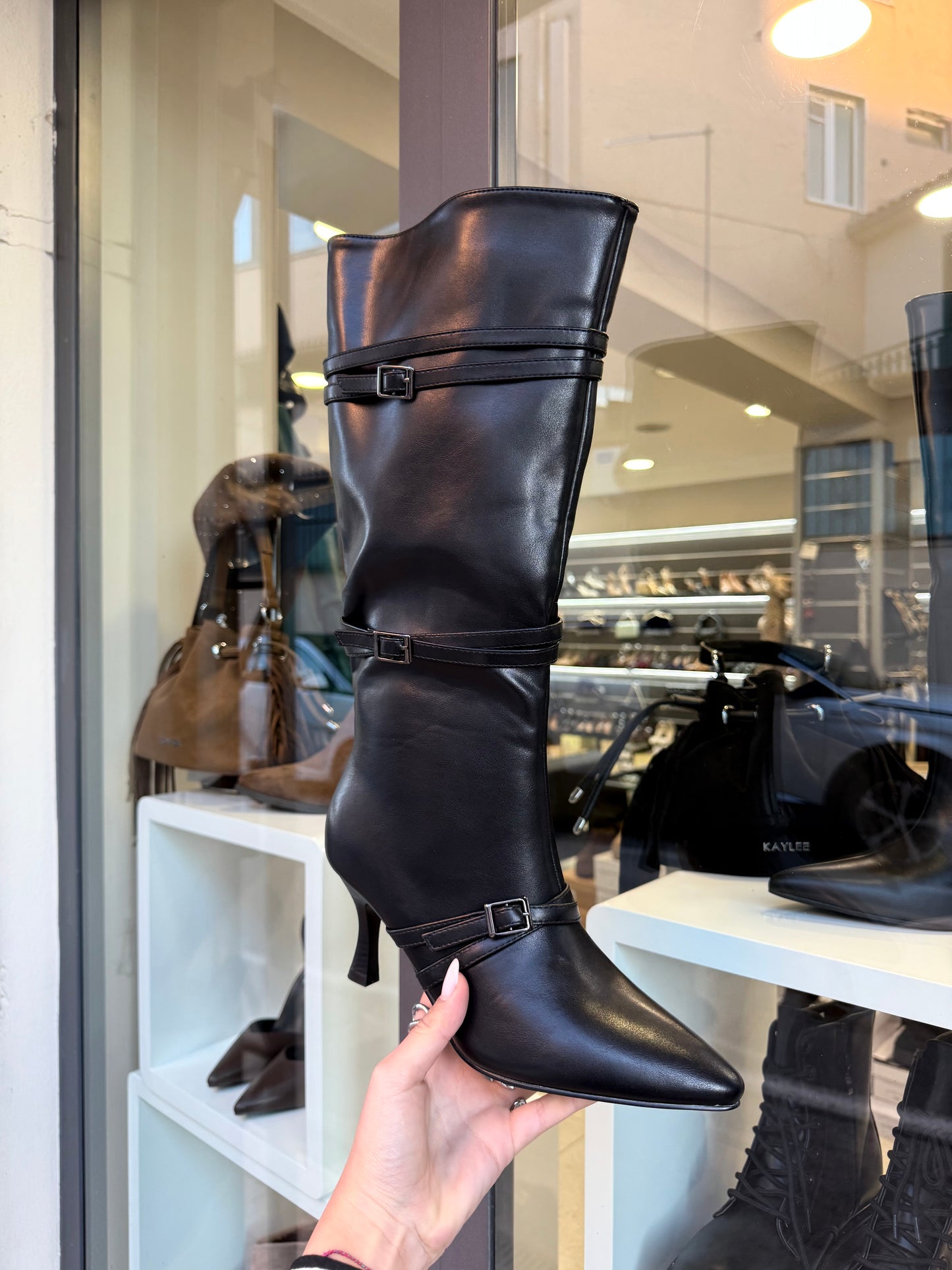 stivali neri con cinturini sally