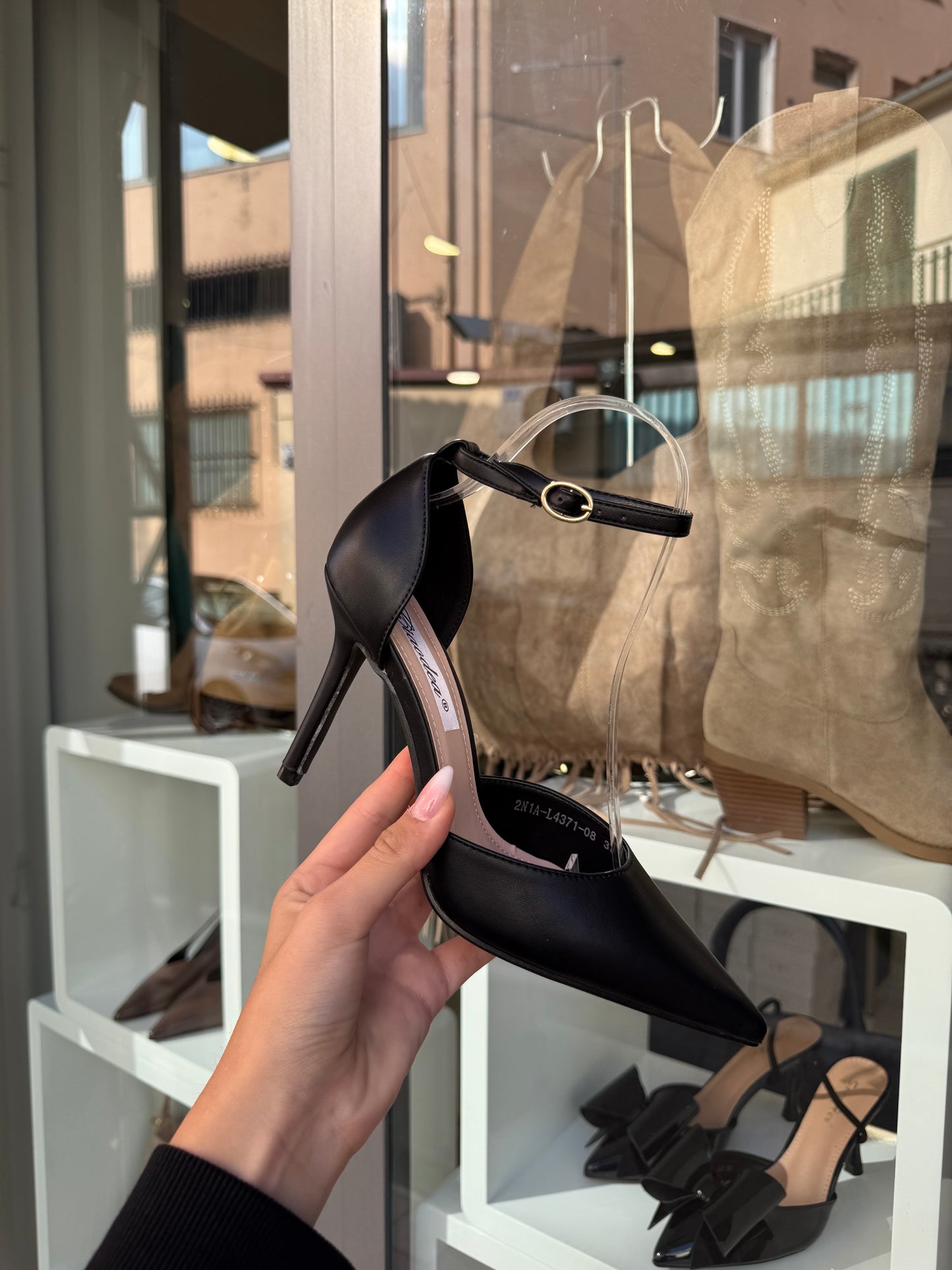 decolleté in ecopelle con cinturino