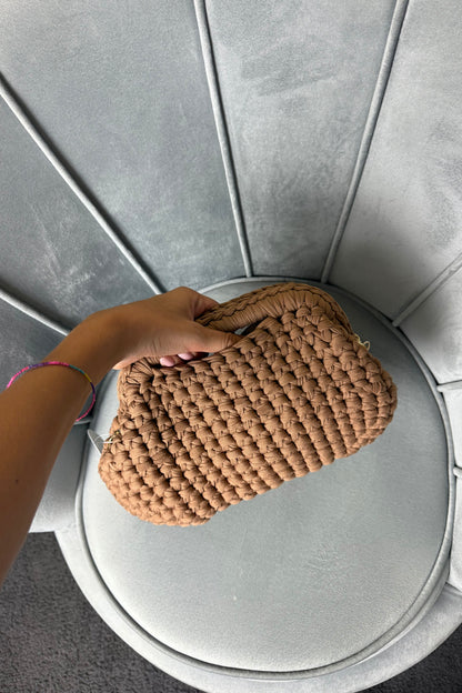 CLUTCH IN CROCHET CAMEL