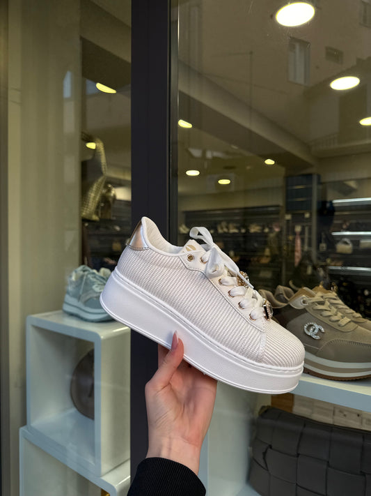 sneakers con lacci gioiello