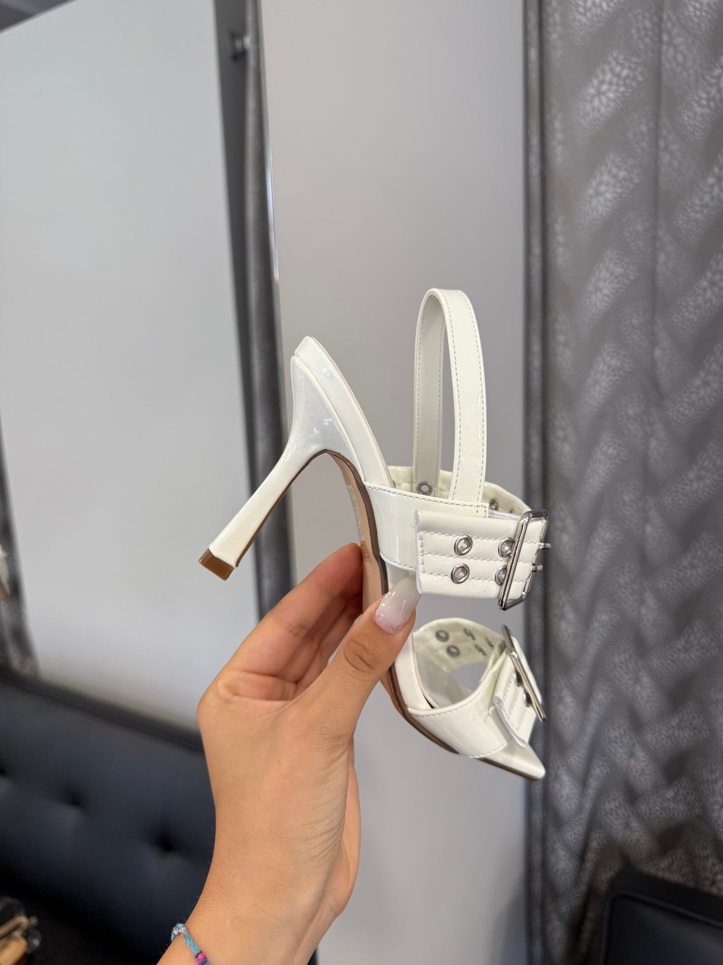 sandali bianchi con cinturini