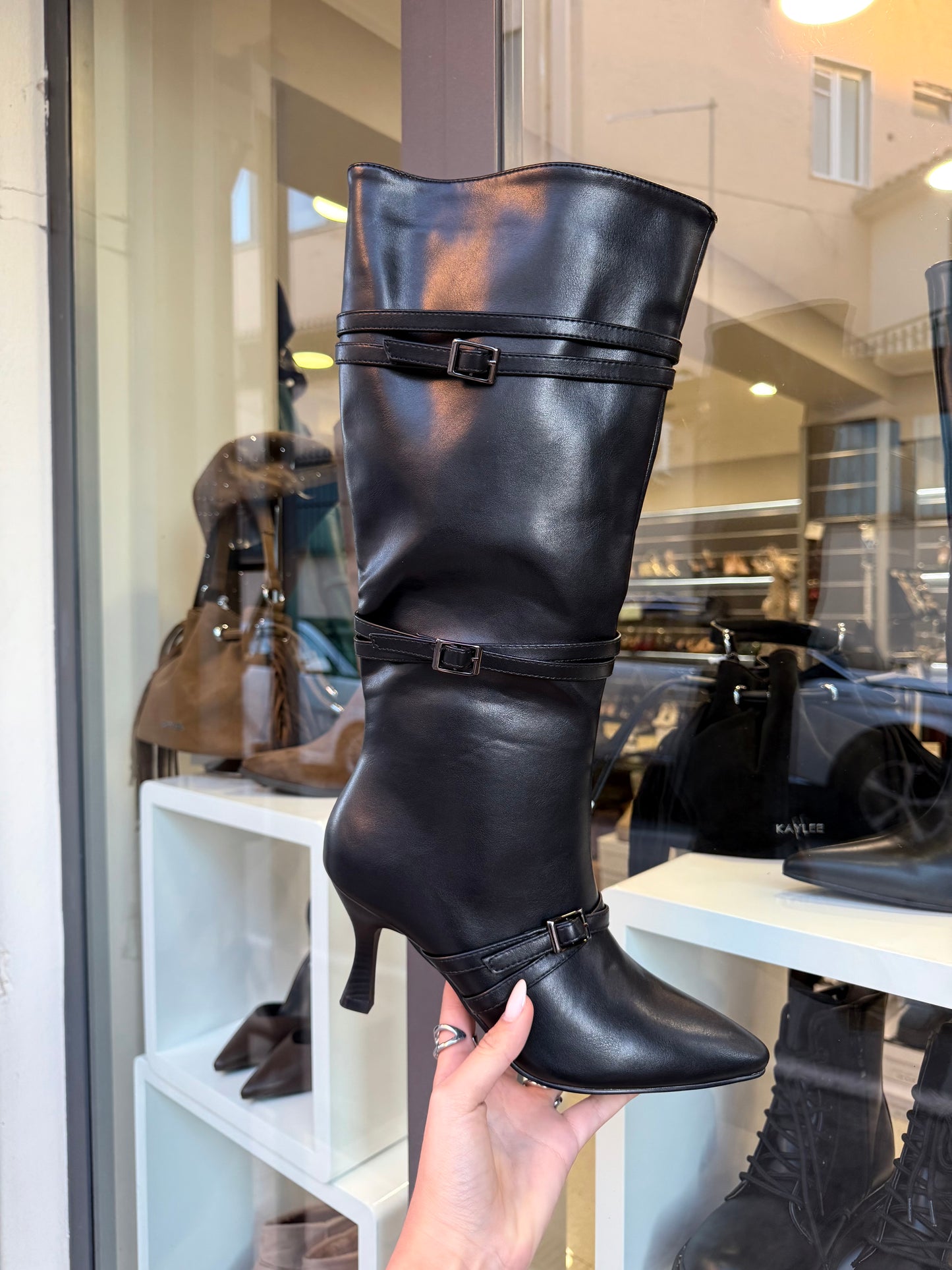 stivali neri con cinturini sally