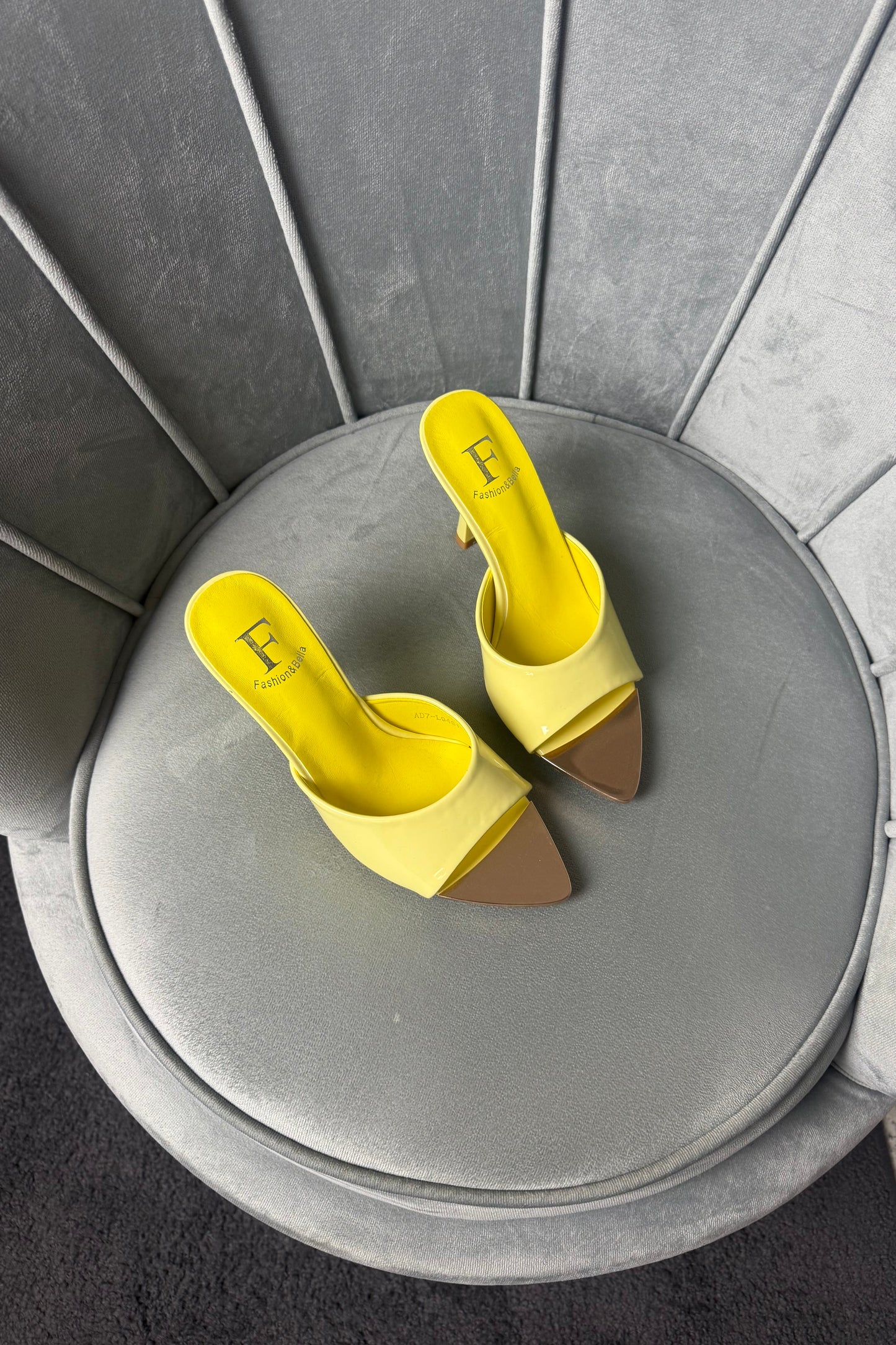 MULES GIALLE CON DETTAGLIO ORO