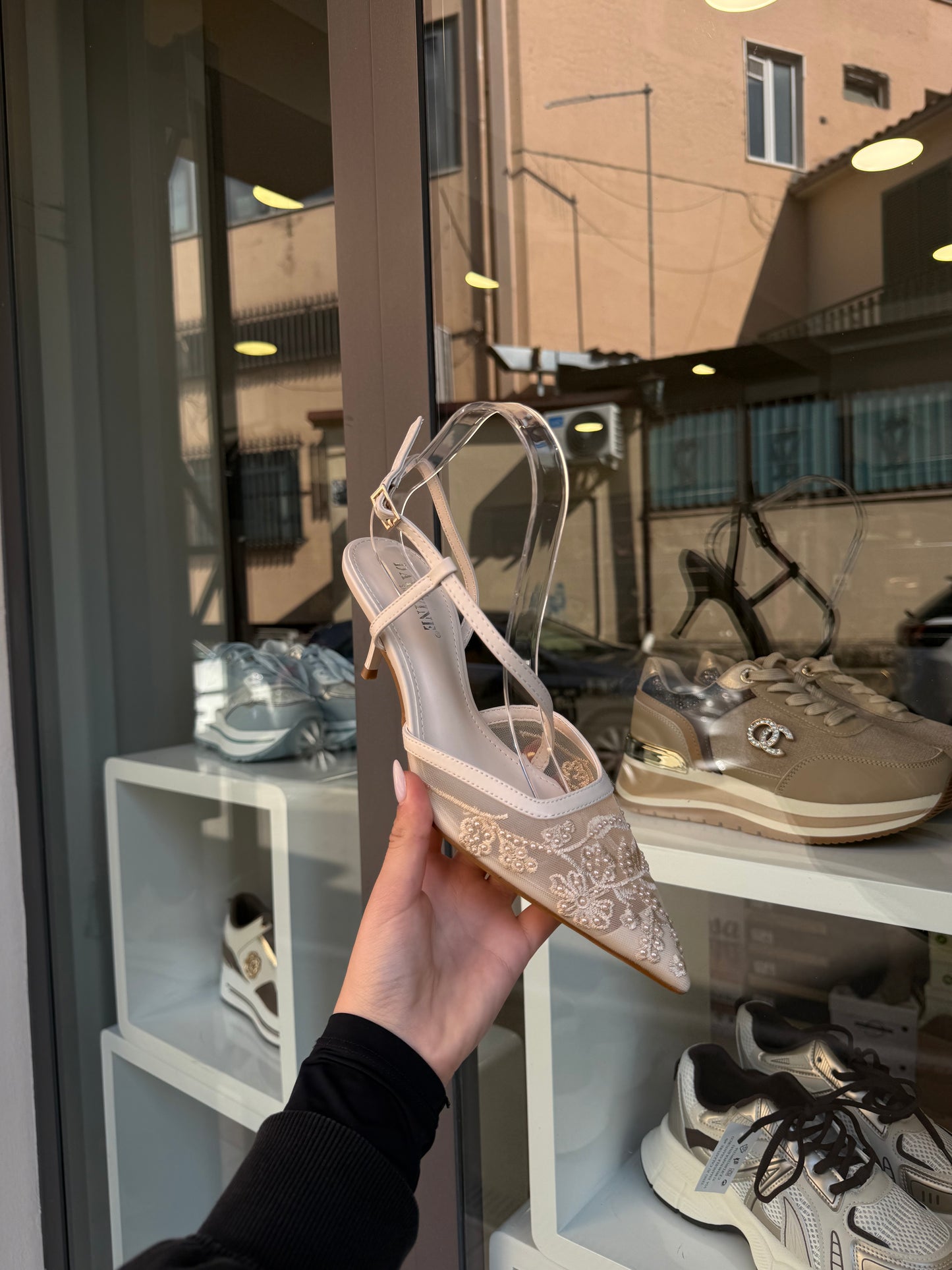 decolleté con perle color burro