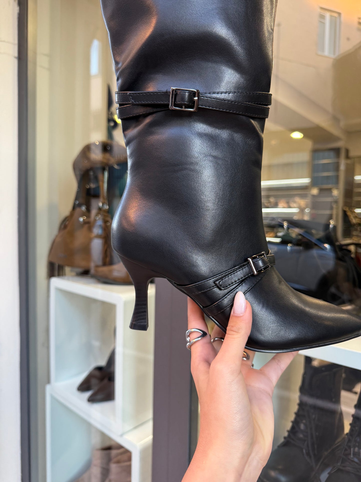 stivali neri con cinturini sally