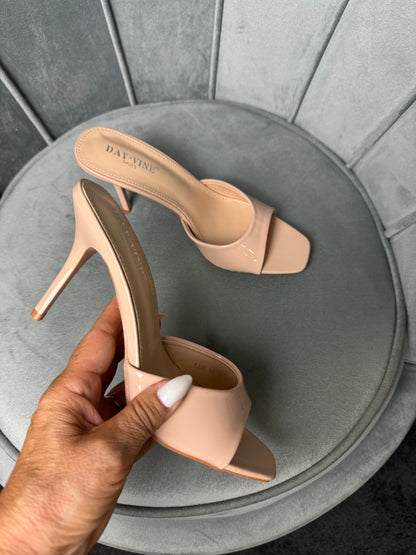 Mules divina nude