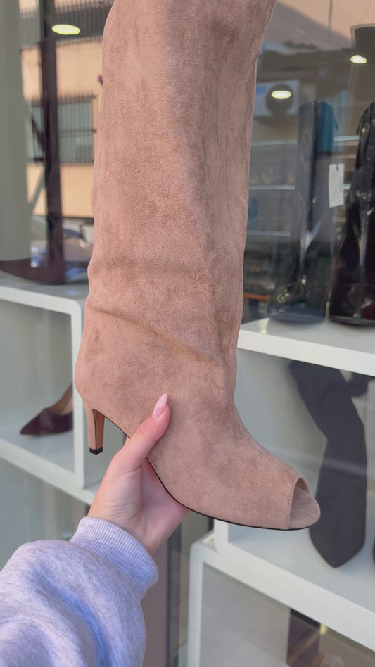 stivali in camoscio con punta aperta