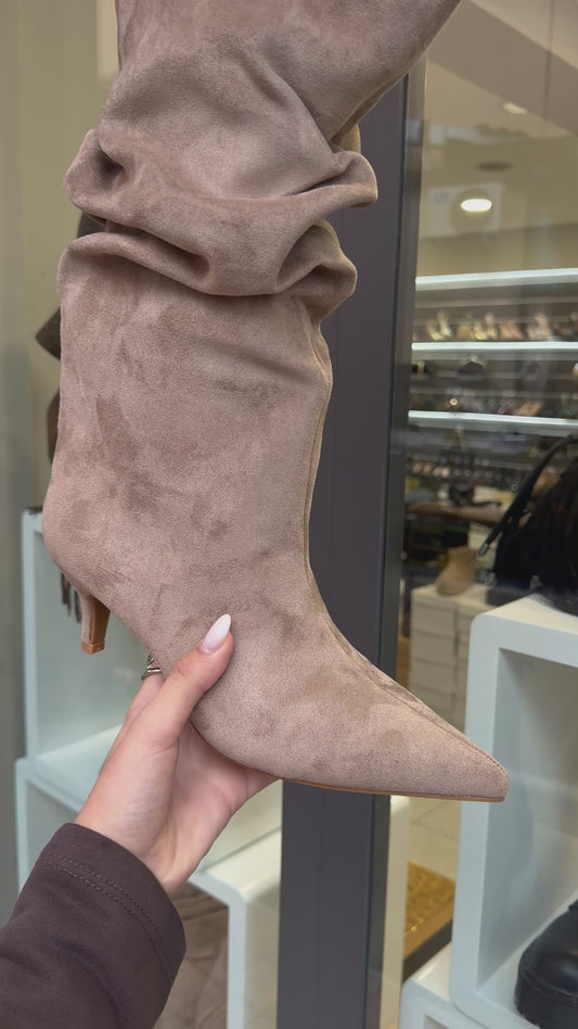 stivali arricciati in camoscio