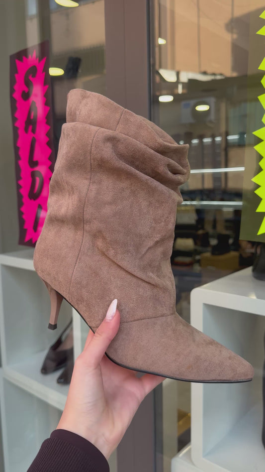 stivaletti arricciati in camoscio